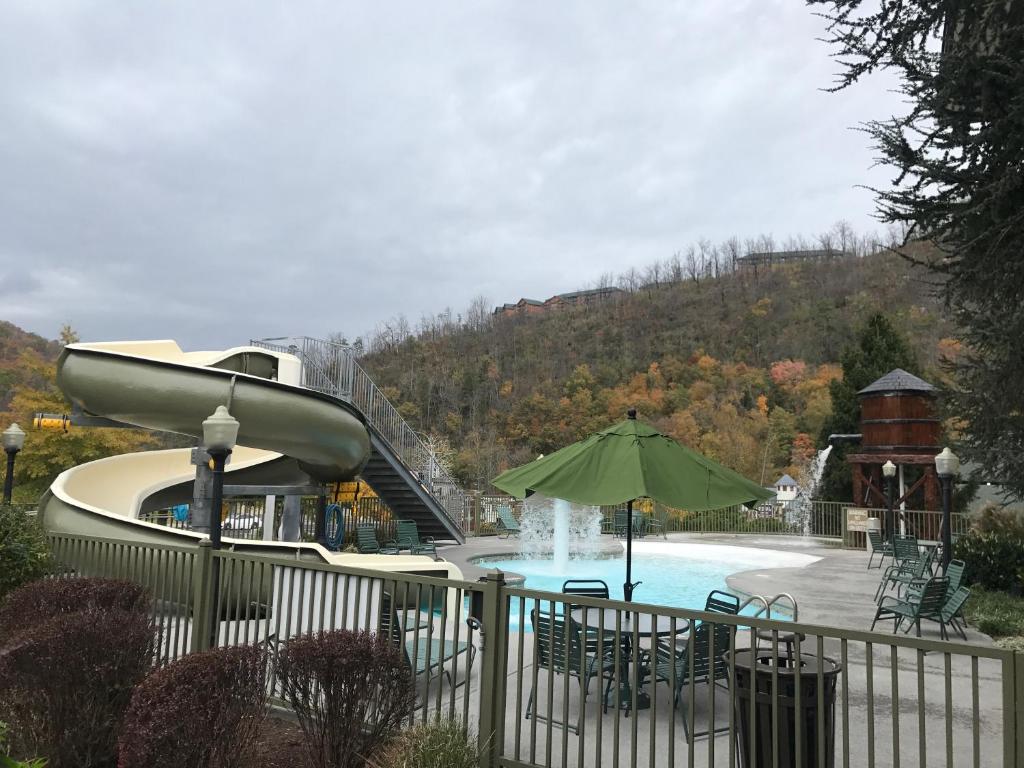 Swimming pool, The Appy Lodge in Gatlinburg (TN)