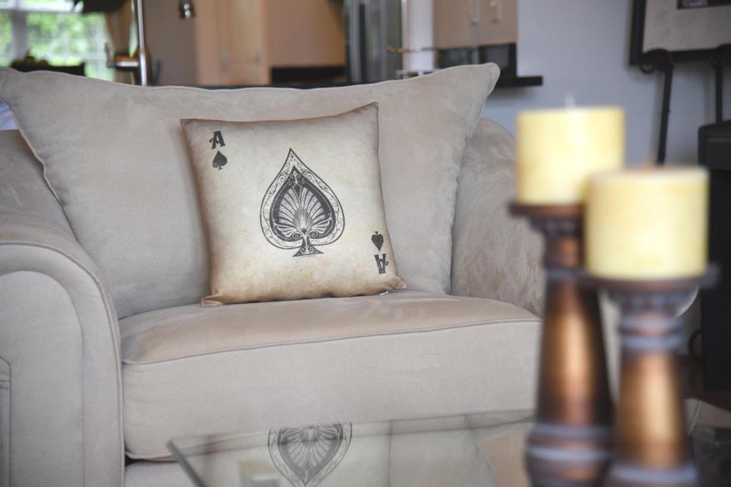 House of Cardz - comforts of home by LLOYD SUITES