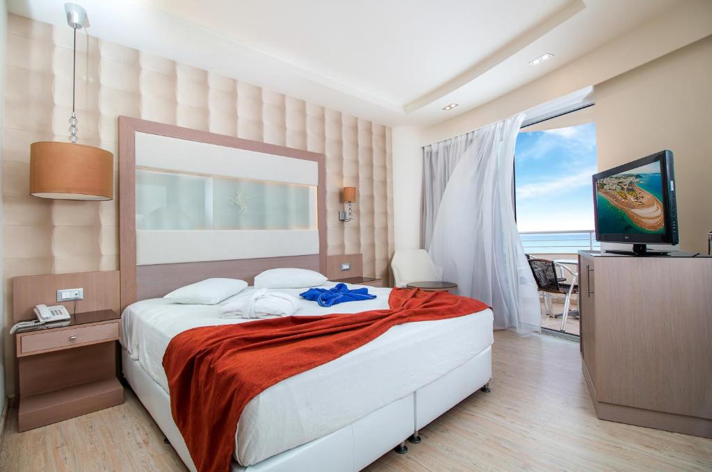 Pegasos Deluxe Beach Hotel — Hotel rooms in Faliraki, South Aegean