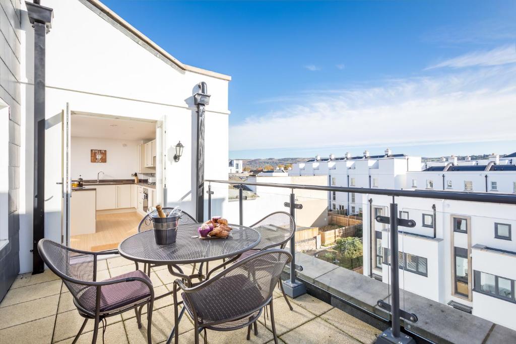 Elliot Oliver - Luxury Three Bedroom Town Centre Apartment With Parking photo