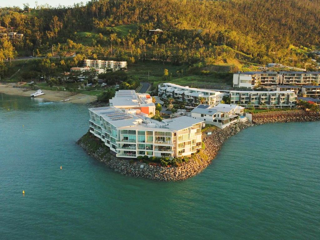 airlie beach hotel yacht