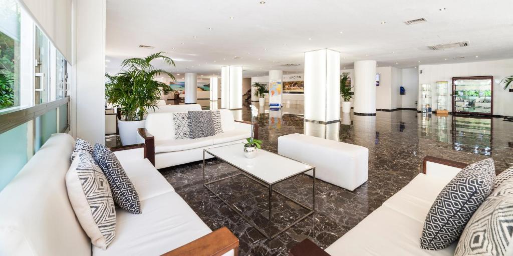 Globales Mimosa — Hotel building in Palma Nova, Balearic Islands