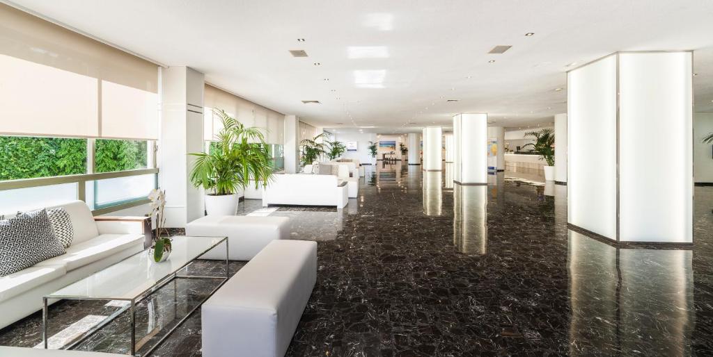 Globales Mimosa — Hotel building in Palma Nova, Balearic Islands