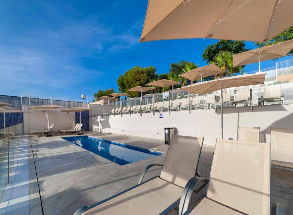 Globales Mimosa — Swimming pool in Palma Nova, Balearic Islands