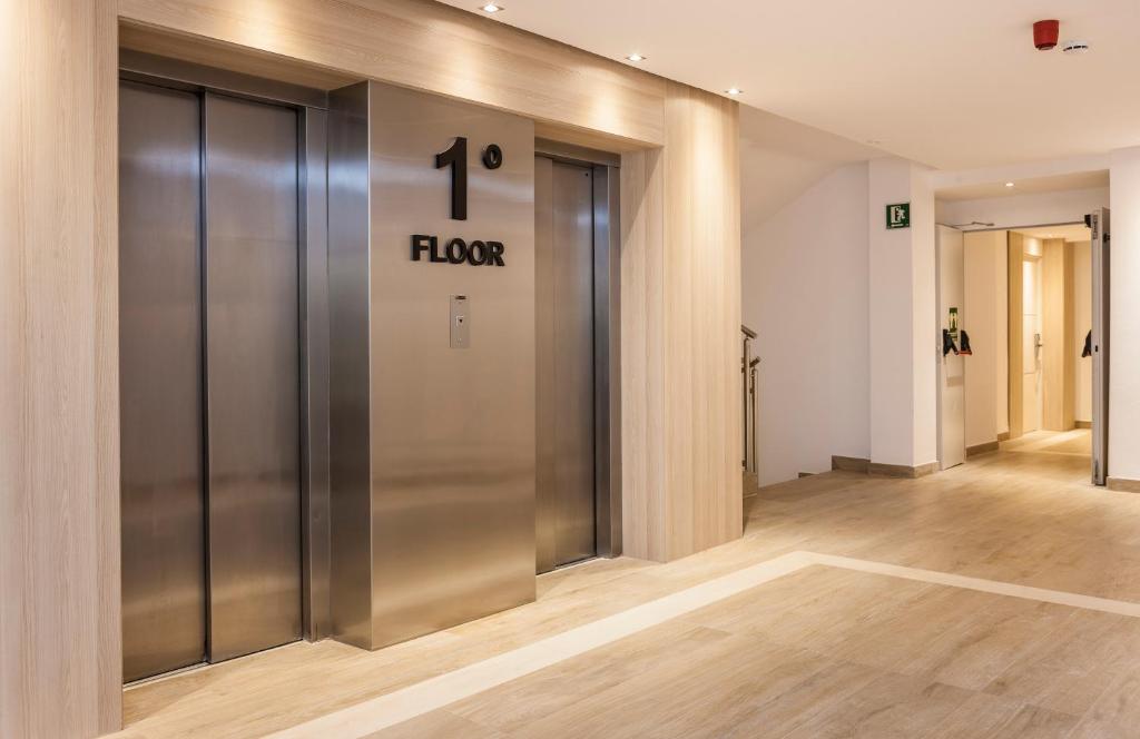 Globales Mimosa — Hotel building in Palma Nova, Balearic Islands