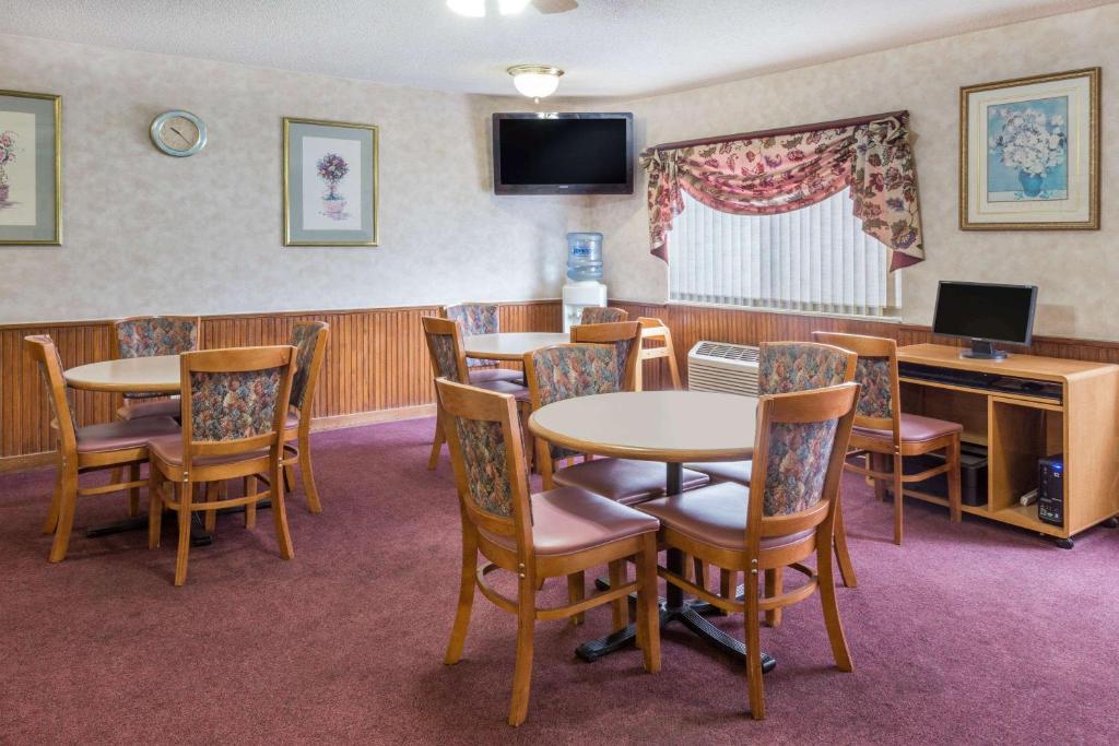 Days Inn & Suites By Wyndham Davenport East Photo 12