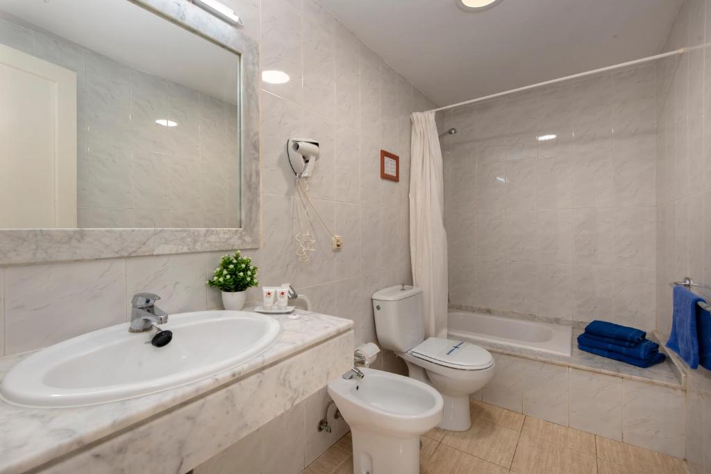 Rocas Blancas Apartments — Hotel rooms in Puerto del Carmen, Canary Islands