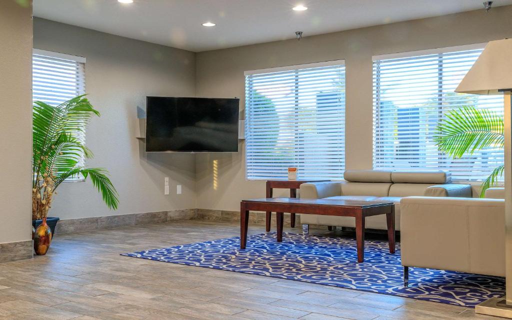 Quality Inn Forest Hill - Fort Worth South フロント・ロビー