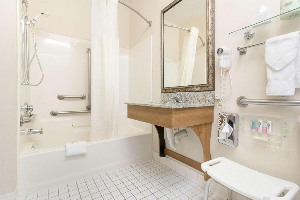 Quality Inn Fairmont photo