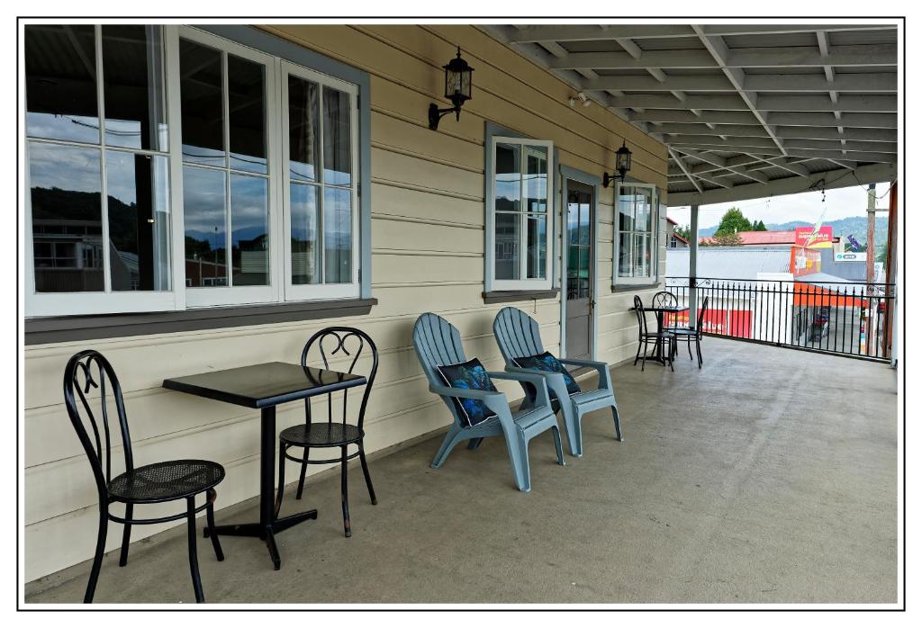 Lantern Court Motel photo