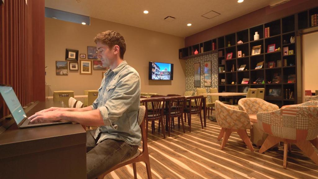 Shared lounge/TV area