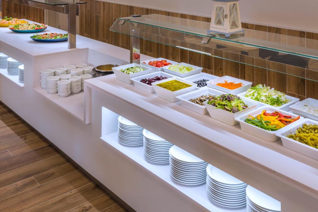 Hotel Oasis Park Splash — Restaurant & bars in Calella, Catalonia