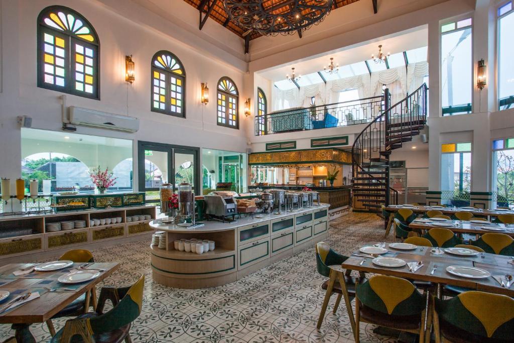 Restaurant, Supicha Pool Access Hotel in Phuket