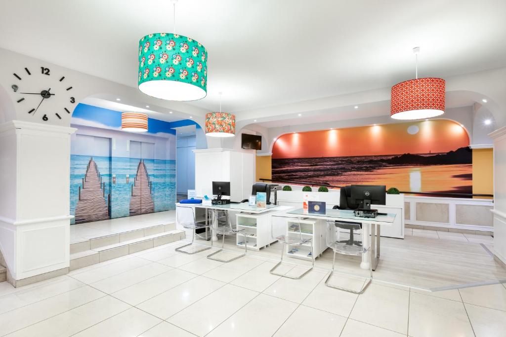 Aparthotel Los Dragos del Sur — Hotel building in Puerto de Santiago, Canary Islands