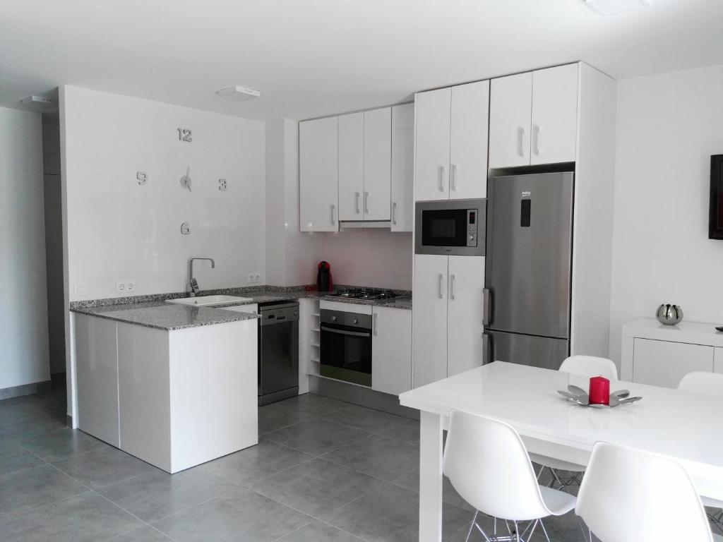 PRECIOSO APARTAMENTO EN PRIMERA LINEA DE MAR - 1