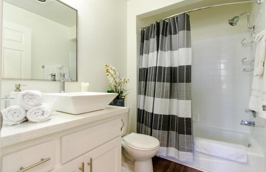 Beverly Hills Adjacent 2-Bedroom Penthouse photo