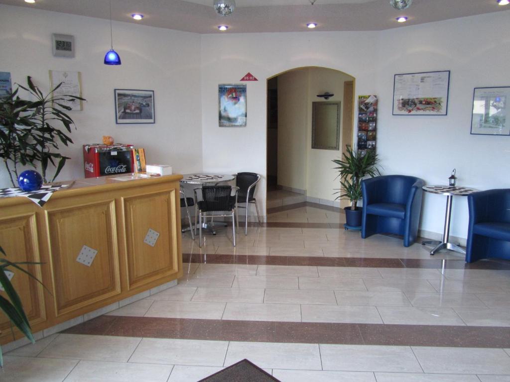 gut-Hotel zur Burg Nurburg photo