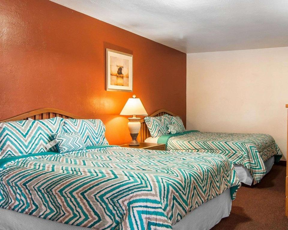 Rodeway Inn & Suites Bend Photo 1