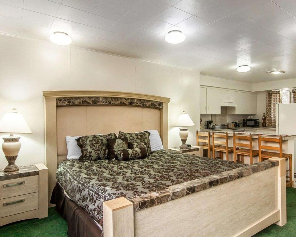 Rodeway Inn & Suites Bend Photo 11