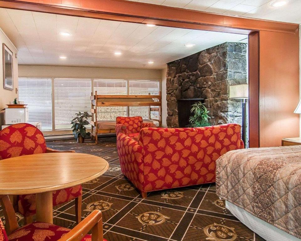 Rodeway Inn & Suites Bend Photo 12