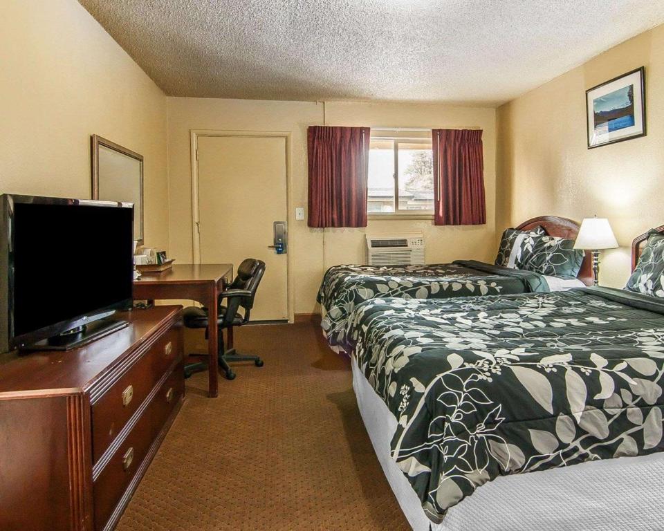 Rodeway Inn & Suites Bend Photo 17