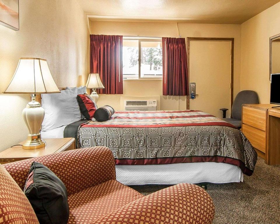 Rodeway Inn & Suites Bend Photo 18