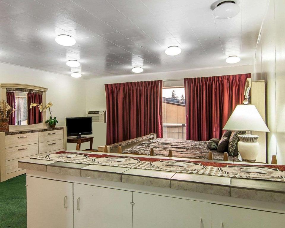 Rodeway Inn & Suites Bend Photo 20