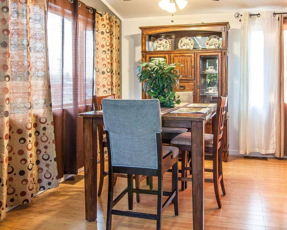 Rodeway Inn & Suites Bend Photo 24