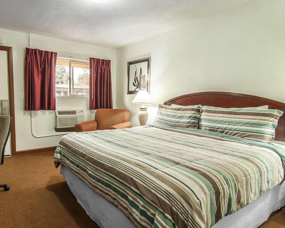 Rodeway Inn & Suites Bend Photo 25