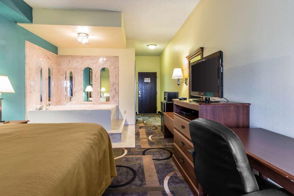 Quality Inn & Suites Memphis Photo 10