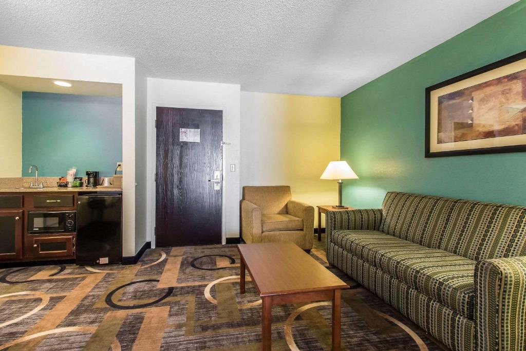 Quality Inn & Suites Memphis Photo 23