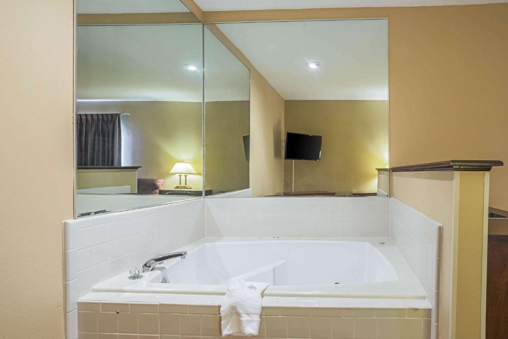 Econo Lodge Inn & Suites Ripley Photo 4