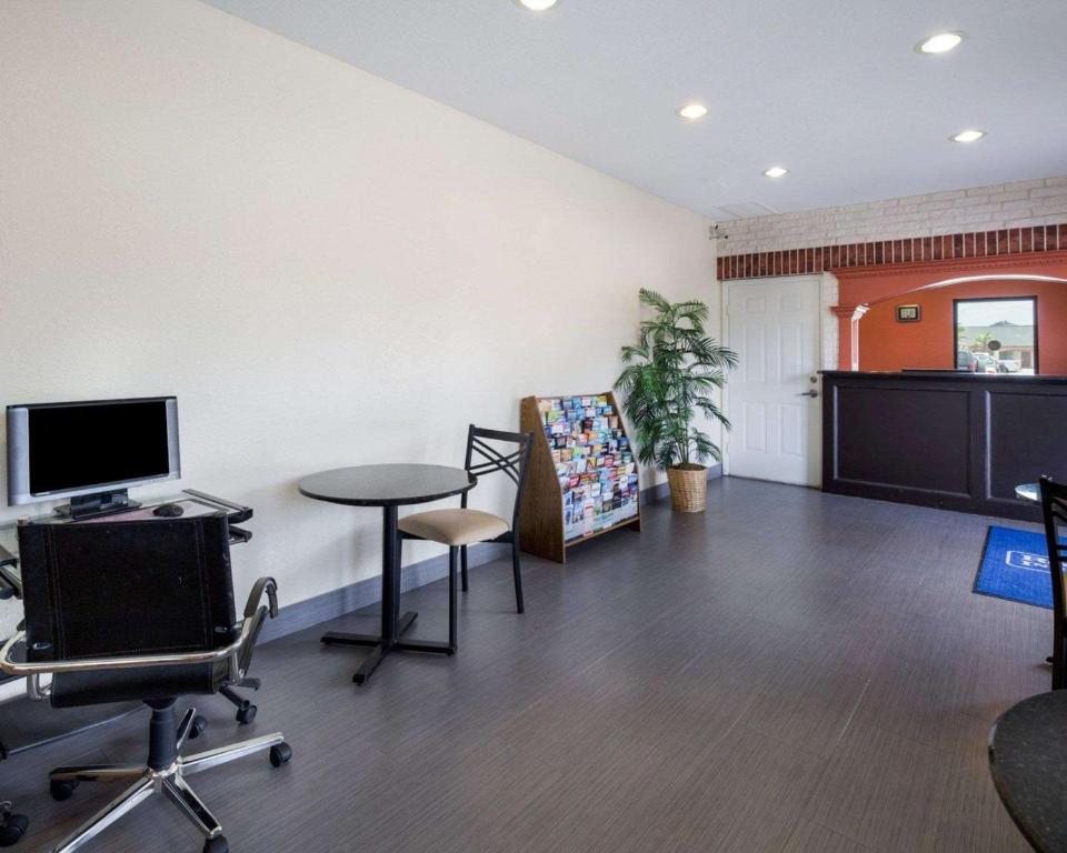 Scottish Inn & Suites IAH West photo
