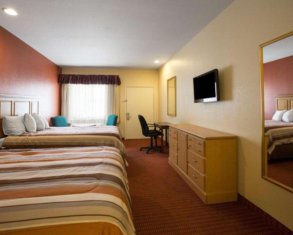 Scottish Inn & Suites IAH West photo