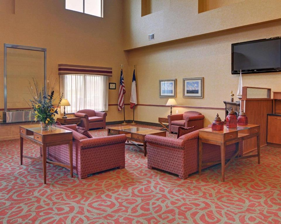 Quality Suites Near Cedar Creek Lake photo