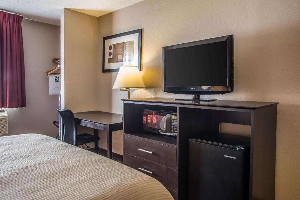 Quality Inn & Suites West Bend Photo 19