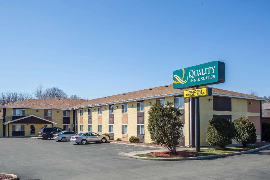 Quality Inn & Suites West Bend Photo 0