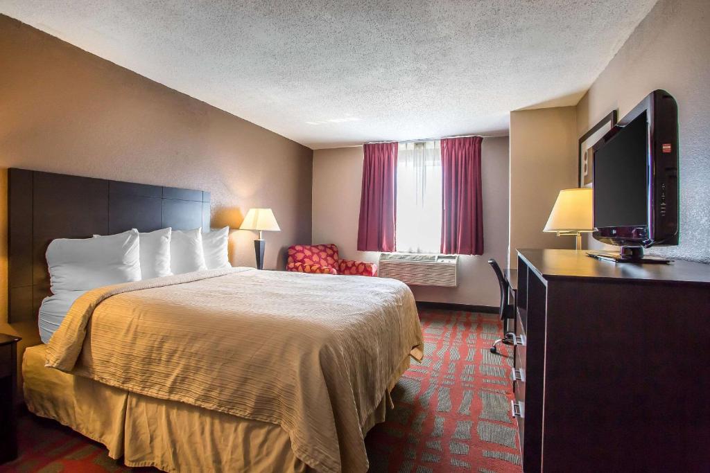 Quality Inn & Suites West Bend Photo 25