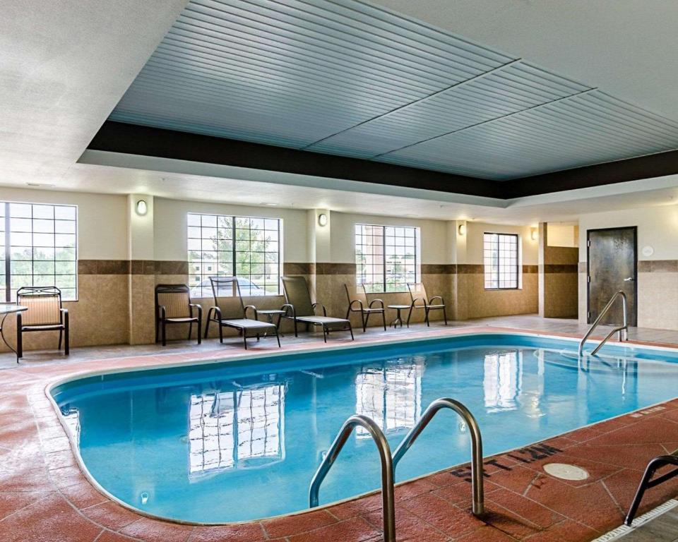 Comfort Inn & Suites Lawrence Photo 11