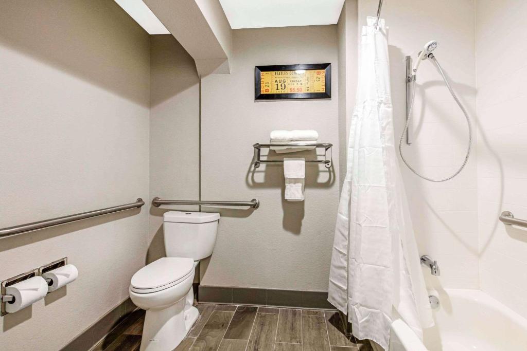 Comfort Inn Airport Photo 1
