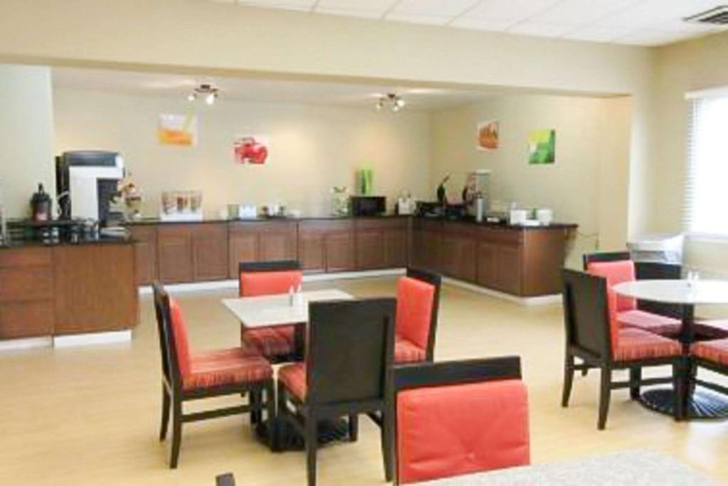 Quality Inn & Suites Airport Photo 2