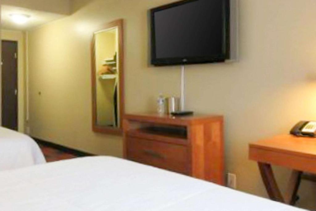 Quality Inn & Suites Airport Photo 5