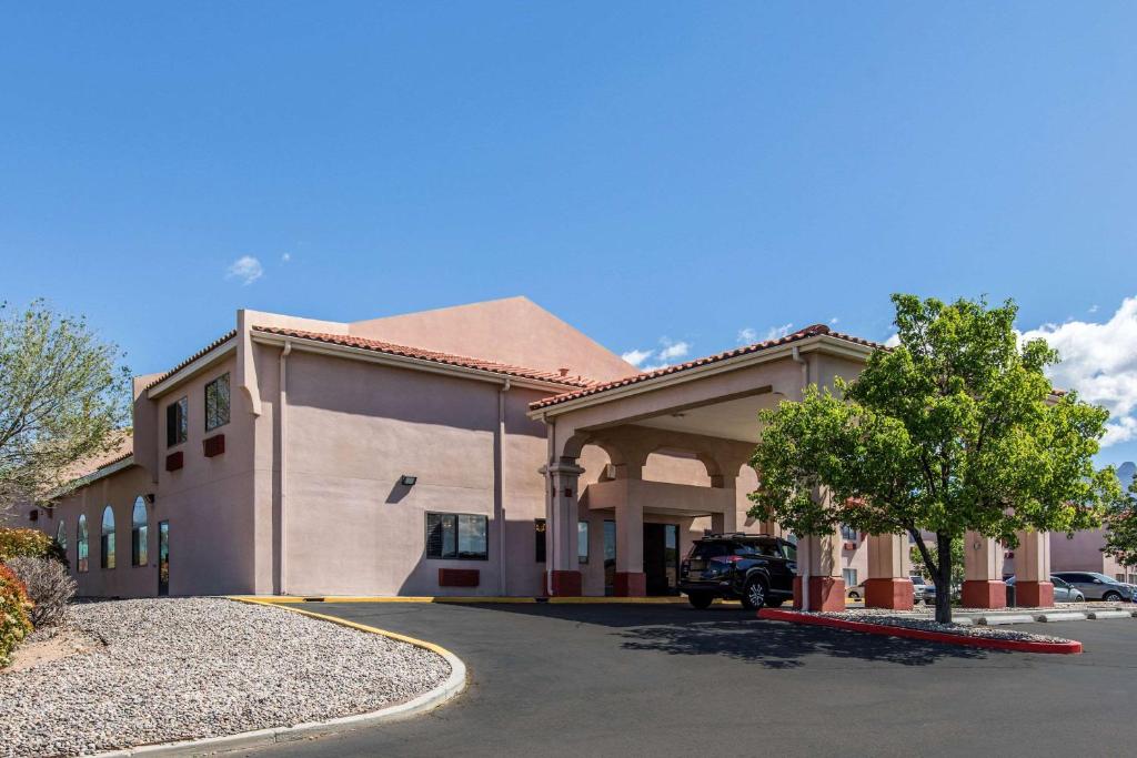 Quality Inn & Suites Albuquerque North near Balloon Fiesta Park photo
