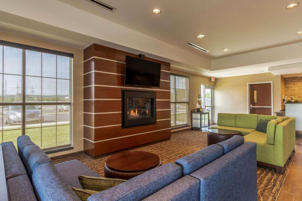 Comfort Inn & Suites - Harrisburg Airport - Hershey South photo