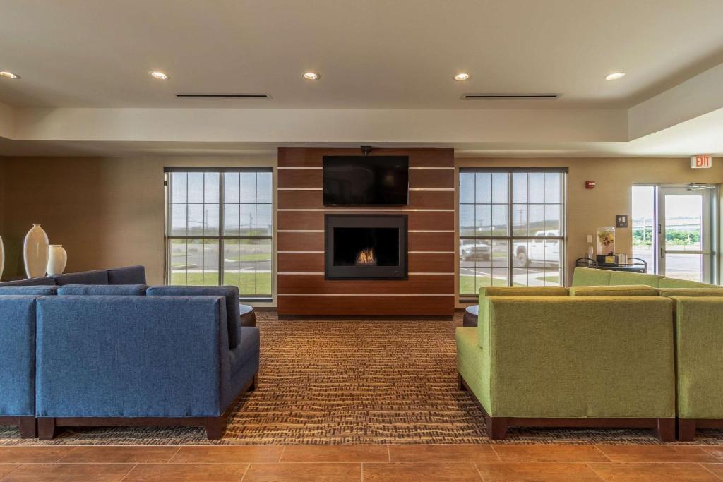 Comfort Inn & Suites - Harrisburg Airport - Hershey South photo