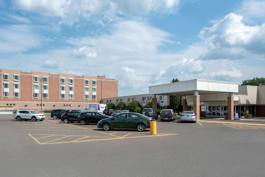 Clarion Hotel & Suites, Brandon