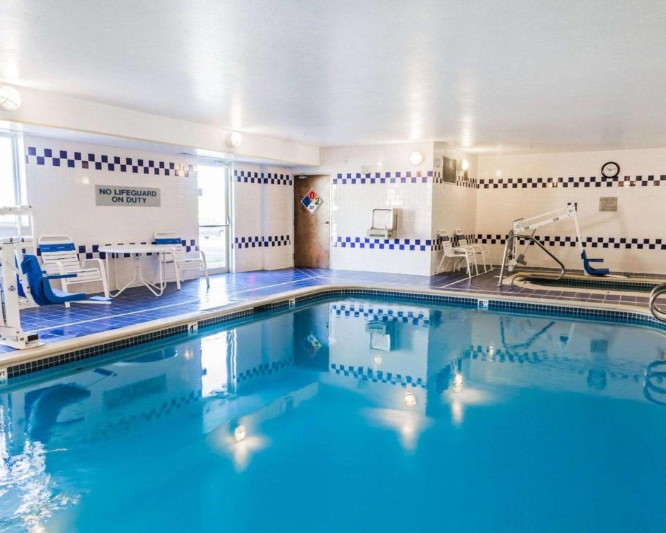クオリティ イン&スイーツ ゴールデン デンバー ウエスト (Quality Inn & Suites Golden - Denver West) スイミングプール