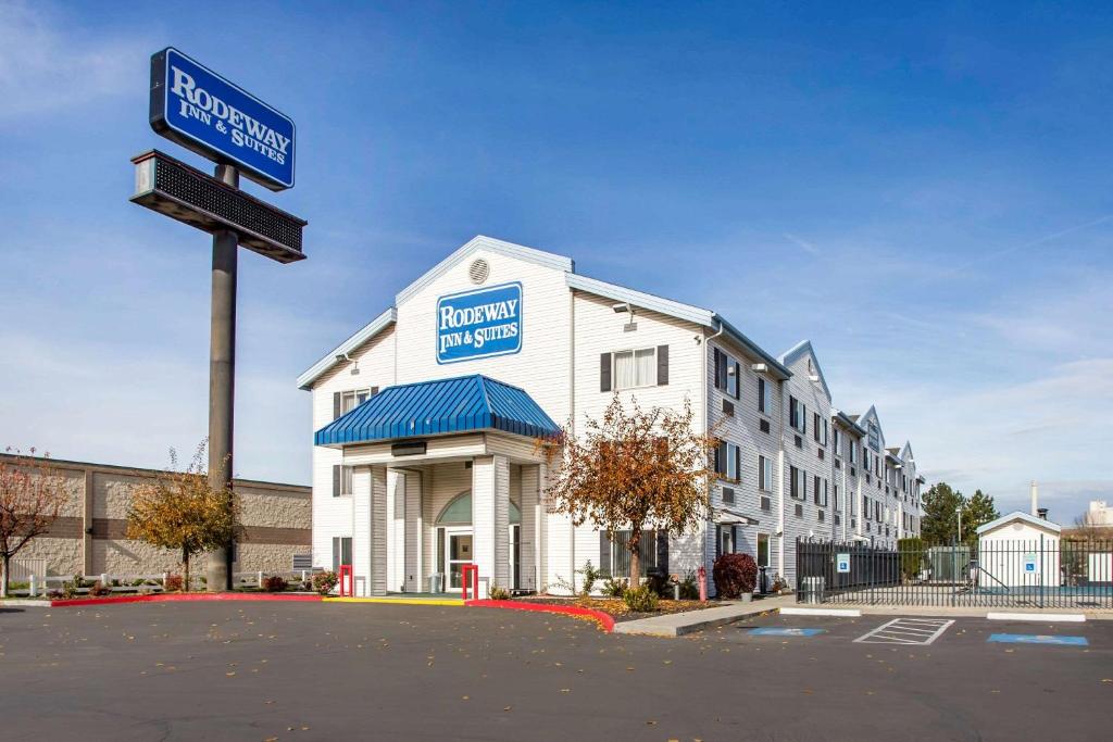 Rodeway Inn & Suites photo