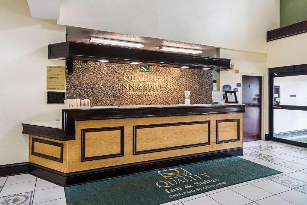 Quality Inn & Suites Harvey - Chicago Southland フロント・ロビー