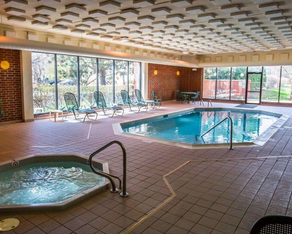 クオリティ イン シャウムバーグ - シカゴ ニア ザ モール (Quality Inn Schaumburg - Chicago near the Mall) スイミングプール